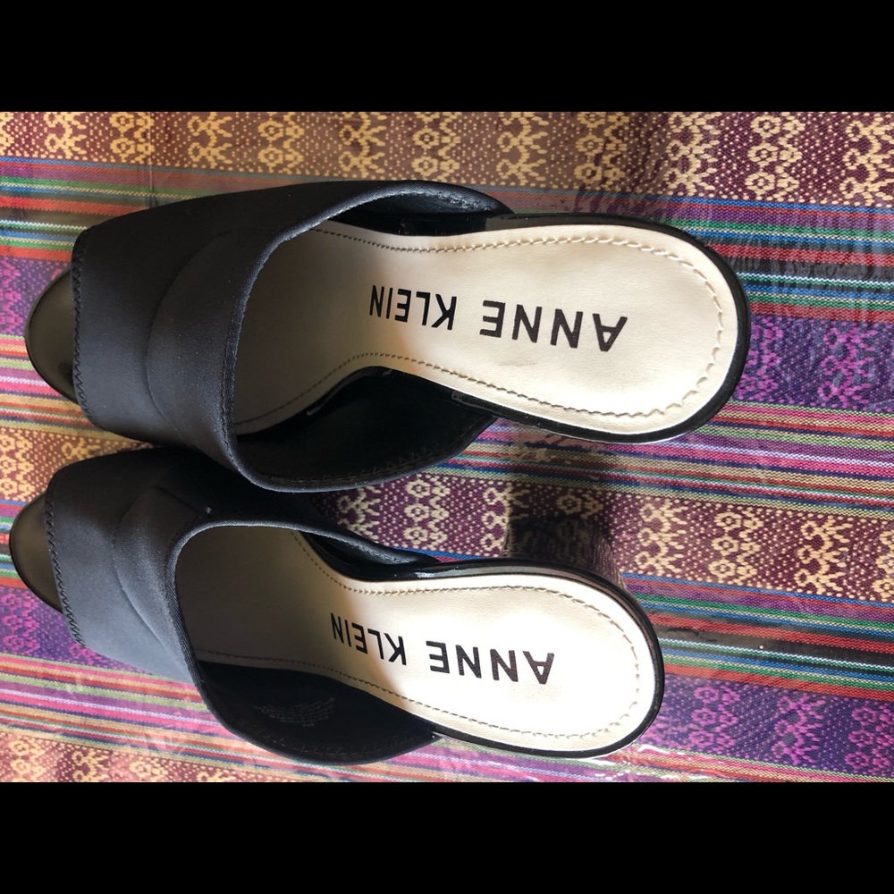 Beautiful black sandal Anne klein